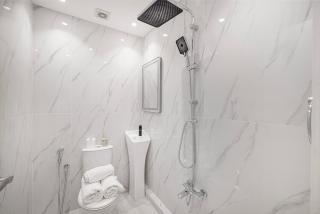 Lux 3 BR Sea View Condo with Pool & Sauna In Marina - 5