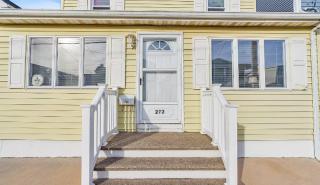 Luxury Seaside Getaway! Sleeps 7 - 9