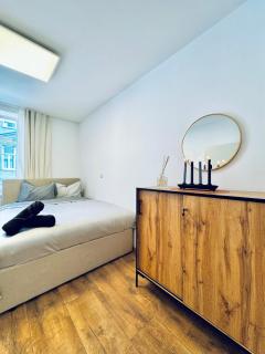 Affordable 5BR Apartment Near Kaufpark Alterlaa - 5