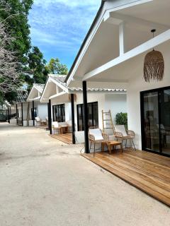 The Cosy Sunset Beach Resort - 9