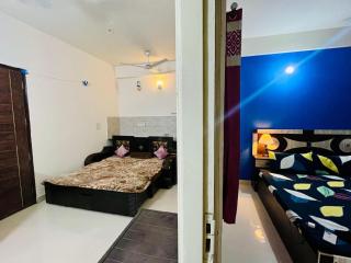 Premanand mharaj maarg mangal aarti Vrindavan Dham - 0