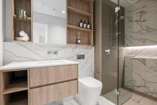 City Centre 2BR Apt - Best Location with Gym and Pool! - 3