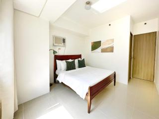 Spacious 2BR Living Rm Shore Res near NAIA MOA - 1