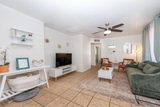 Close proximity to UofA, Pet-Friendly, Workspace! - 2
