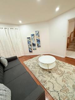 4 Bedroom Spacious Retreat near Key Attractions - 2