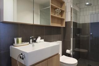 Private Apartment Prime Chic Escape with Balcony Views Pool Gym Parking - 6