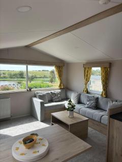 Lovely Caravan With Full Lake Views And Decking In Yorkshire, Ref 71010Q - 7