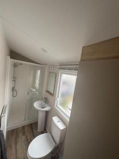 Lovely Caravan With Full Lake Views And Decking In Yorkshire, Ref 71010Q - 4