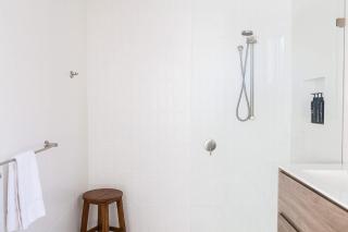 The Elm Apartments - The Yellow Room - 8