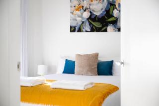 The Elm Apartments - The Yellow Room - 2