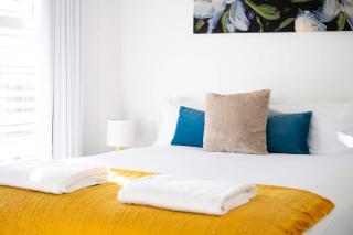 The Elm Apartments - The Yellow Room - 3