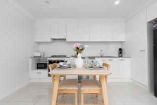 Scandi Calm - Sleek 1BD Duplex near Everything - 4