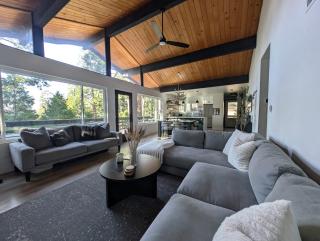 Fam & Pet Friendly Chalet w AC & BBQ - Top Rated - 4