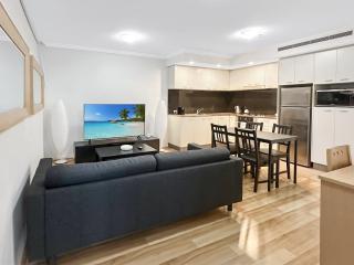 2-Bed City Apartment with Gym & Pool Access - 0