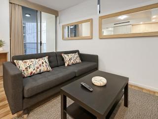 2-Bed City Apartment with Gym & Pool Access - 2