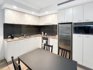2-Bed City Apartment with Gym & Pool Access - 1