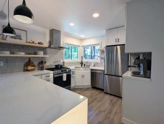Fam & Pet Friendly Chalet w AC & BBQ - Top Rated - 8