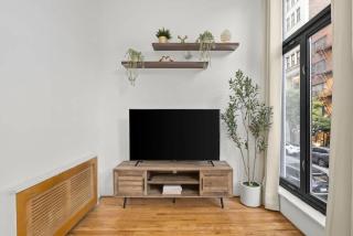 Stylish Manhattan Escape in Prime Spot - 8