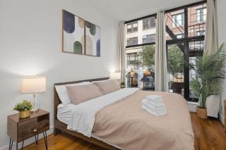 Stylish Manhattan Escape in Prime Spot - 3