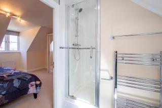 Luxury Central Home - Superking bed, secure FREE parking - 4