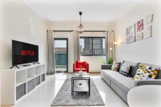 Chic 1BR with City Views Near Marina & Metro - 5