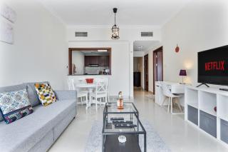 Chic 1BR with City Views Near Marina & Metro - 3