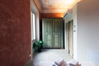 Picturesque Two Rooms with Antique Details - 7
