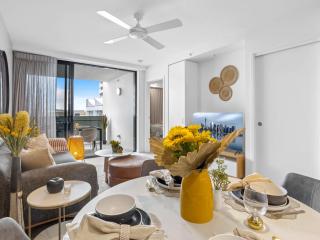 Lux 2BR Apt 5 Stars Hotel Pool Gym 10 min CBD - 7