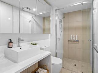 Lux 2BR Apt 5 Stars Hotel Pool Gym 10 min CBD - 1