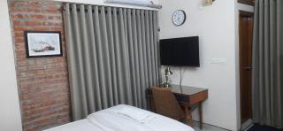 Modern 3BR Flat in Banani, Balcony & Prime Area - 5