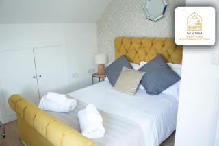 Canterbury House by Mesh Accommodation - Sleeps 7 - Free Parking & Fast Wi Fi - Perfect for Contractors & Families - 8