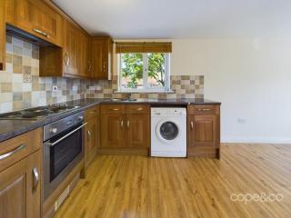 Modern 1-Bed With Gated Parking - 2