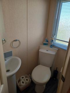 'THE HUT' 4 berth Caravan with cot bed - 2