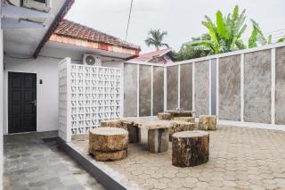 Urbanview Hotel Via Jambi - 1