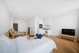 Lovely Private Large Studio with Parking - Borehamwood - 0