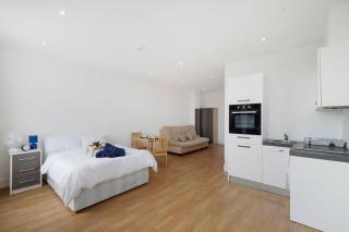 Lovely Private Large Studio with Parking - Borehamwood - 6