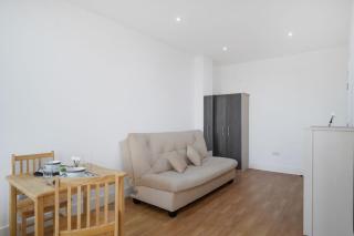 Lovely Private Large Studio with Parking - Borehamwood - 4