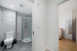 Lovely Private Large Studio with Parking - Borehamwood - 3