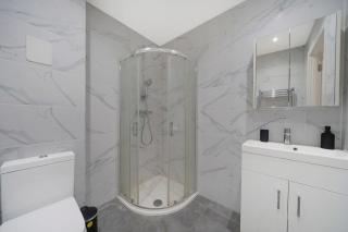 Lovely Private Large Studio with Parking - Borehamwood - 1