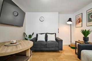 Luxury Lower-Level Two Bed Apt - 8