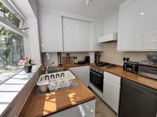 Stylish Entire Apartment with Private Garden in Camden, Central London - 6