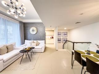 Stylish 2BR Duplex Apartment with Balcony & Access to Pool - Ra’s al-Chaima - 3