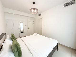 Stylish 2BR Duplex Apartment with Balcony & Access to Pool - Ras al Khaimah - 9