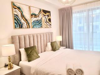 Stylish 2BR Duplex Apartment with Balcony & Access to Pool - Ras al Khaimah - 0