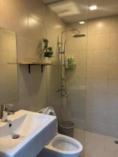 Cozy 1-Bedroom Retreat in Iloilo City with City Views - 5