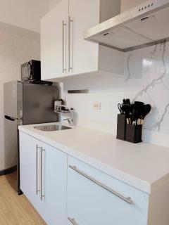 Stunning 42nd Floor Apt with Netflix - 6