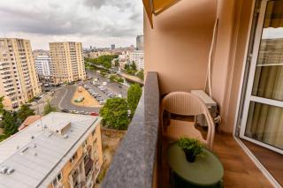 Central Green Oasis - 2BR Apartment near Old Town - 1