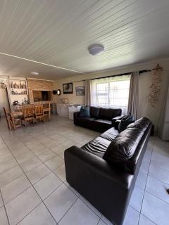 Ebb & Flow Beach House - 9