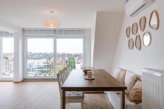 Modern Apartment with Balcony Near City Center - 5