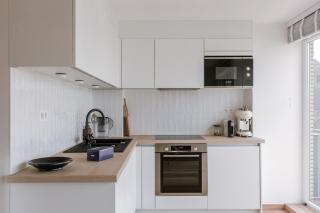Modern Apartment with Balcony Near City Center - 8